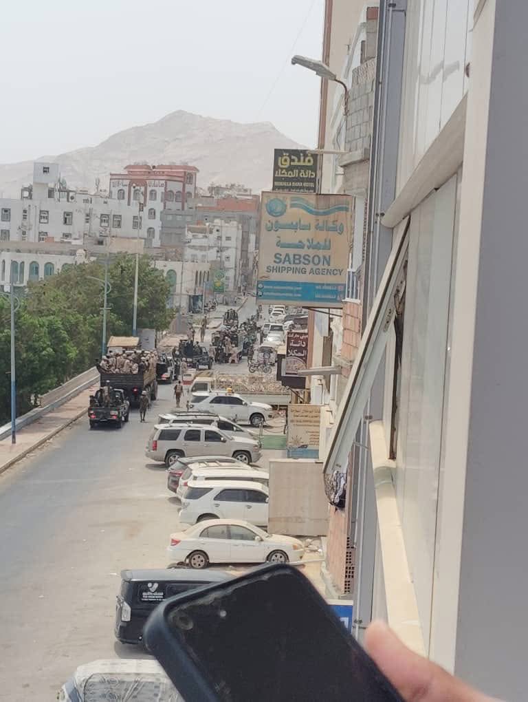 قوات النخبة تنتشر في شوارع المكلا لتأمين المدينة عقب التظاهرات.. واللجنة الأمنية تتهم عناصر مدسوسة بإثارة الفوضى