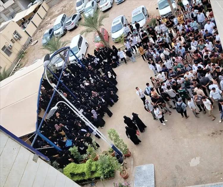 عدن.. طلاب جامعة العلوم والتكنلوجيا يقيمون وقفة احتجاجية للمطالبة بتخفيض الرسوم ويعلنون الإضراب 